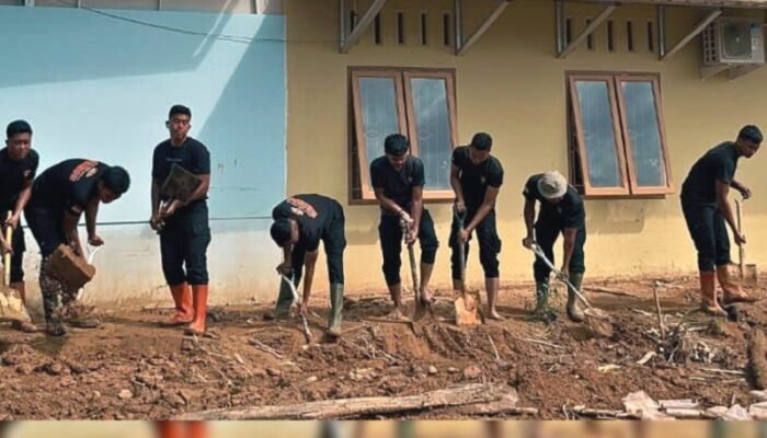 Dari Selokan Hingga Air Bersih, Brimob Batalyon A Pelopor Bantu Warga Pulihkan Aktivitas