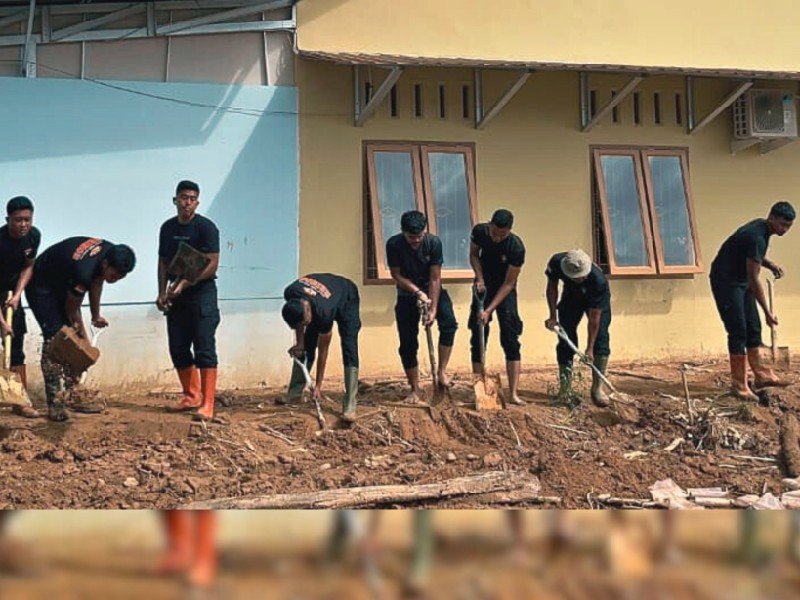 Dari Selokan Hingga Air Bersih, Brimob Batalyon A Pelopor Bantu Warga Pulihkan Aktivitas