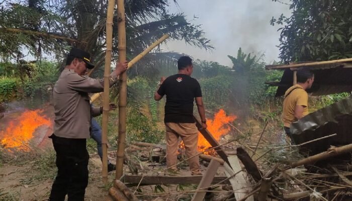 Polsek Medan Baru Bakar Barak Narkoba di Kelurahan Titi Rantai