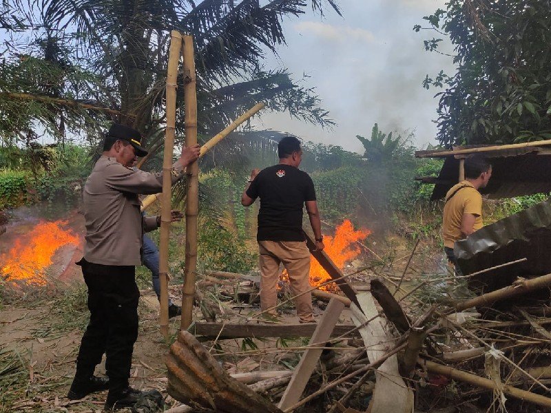 Teks foto : Polsek Medan Baru melakukan GSN di Jalan Bahagia Gang Kali - Gang Sadahari, Kelurahan Titi Rantai, Kecamatan Medan Baru, Kamis (15/1/2026) sore.