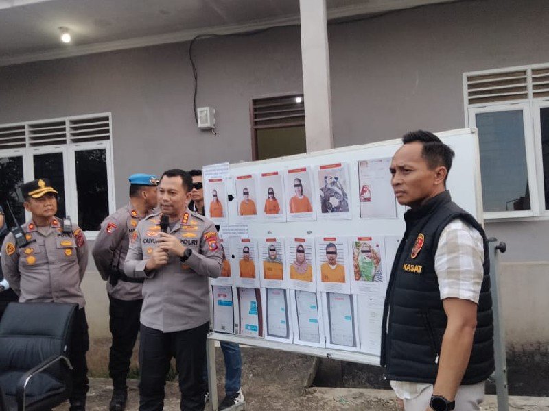 perdagangan bayi dengan modus adopsi anak. Pelaku membeli bayi yang baru lahir senilai Rp 9 - Rp 10 juta dan menjualnya kembali kepada calon pembeli senilai Rp 15 - Rp 20 juta. Unit PPA Satuan Reskrim Polrestabes Medan bongkar perdagangan bayi dengan modus adopsi anak. Pelaku membeli bayi yang baru lahir senilai Rp 9 - Rp 10 juta dan menjualnya kembali kepada calon pembeli senilai Rp 15 - Rp 20 juta.