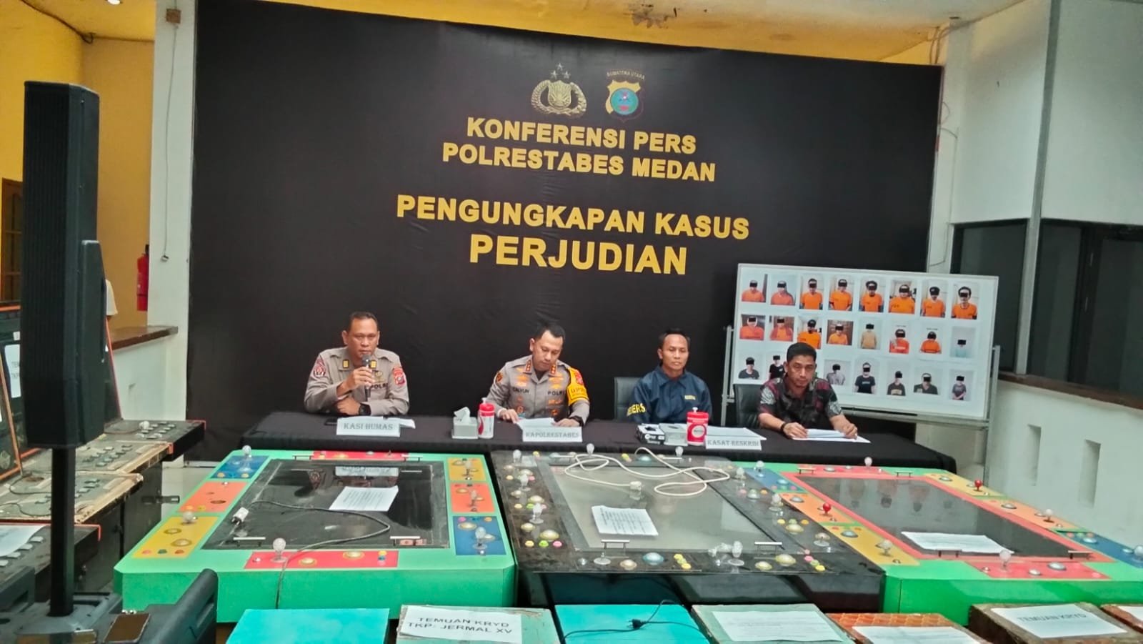 Kapolrestabes Medan Kombes Pol Calvijn Simanjuntak, SIK, MH bersama Kasat Reskrim Polrestabes Medan AKBP Bayu Putro, Sik konferensi Pers di Gedung Reskrim Mapolrestabes Medan