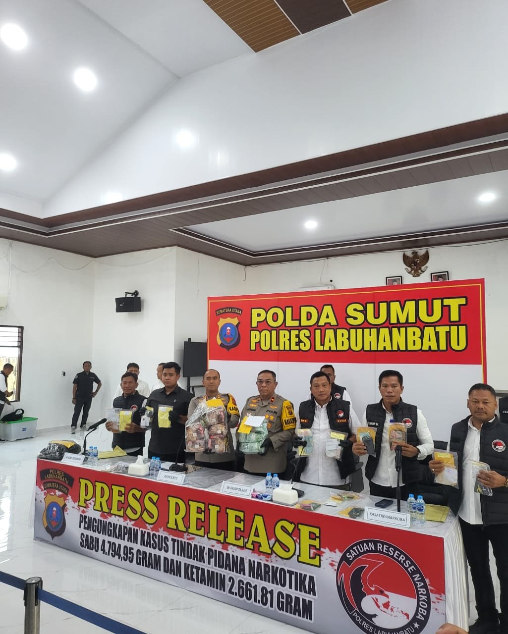 Kapolres Labuhan Batu, AKBP Wahyu Endrajaya SIK MSi didampingi Kasat Narkoba, AKP Hardiyanto SH MH saat paparkan pelaku bersama dengan barang bukti di Aula Mapolres Labuhan Batu.