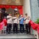 TEKS FOTO : Personil kepolisian Polsek Medan Area saat melakukan pengamanan di rumah ibadah vihara masyarakat Tionghoa saat melakukan perayaan Imlek. (JHONSON SIAHAAN)