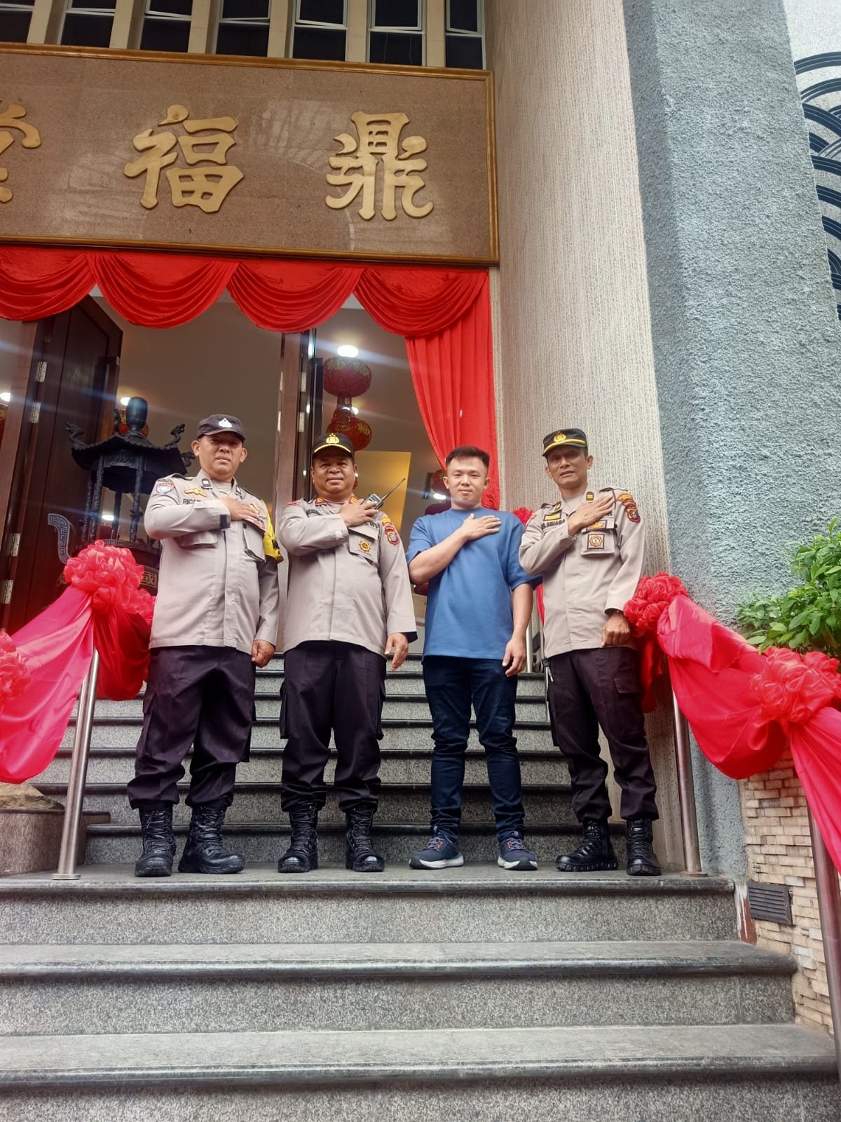 TEKS FOTO : Personil kepolisian Polsek Medan Area saat melakukan pengamanan di rumah ibadah vihara masyarakat Tionghoa saat melakukan perayaan Imlek. (JHONSON SIAHAAN)