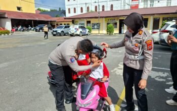 Kasat Lantas Polres Pematang Siantar, AKP Friska Susana SH saat berikan pemahaman dan edukasi kepada anak-anak TK Cinta Rakyat di halaman Sat Lantas Polres Pematang Siantar.