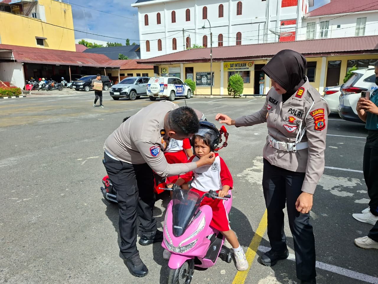 Kasat Lantas Polres Pematang Siantar, AKP Friska Susana SH saat berikan pemahaman dan edukasi kepada anak-anak TK Cinta Rakyat di halaman Sat Lantas Polres Pematang Siantar.