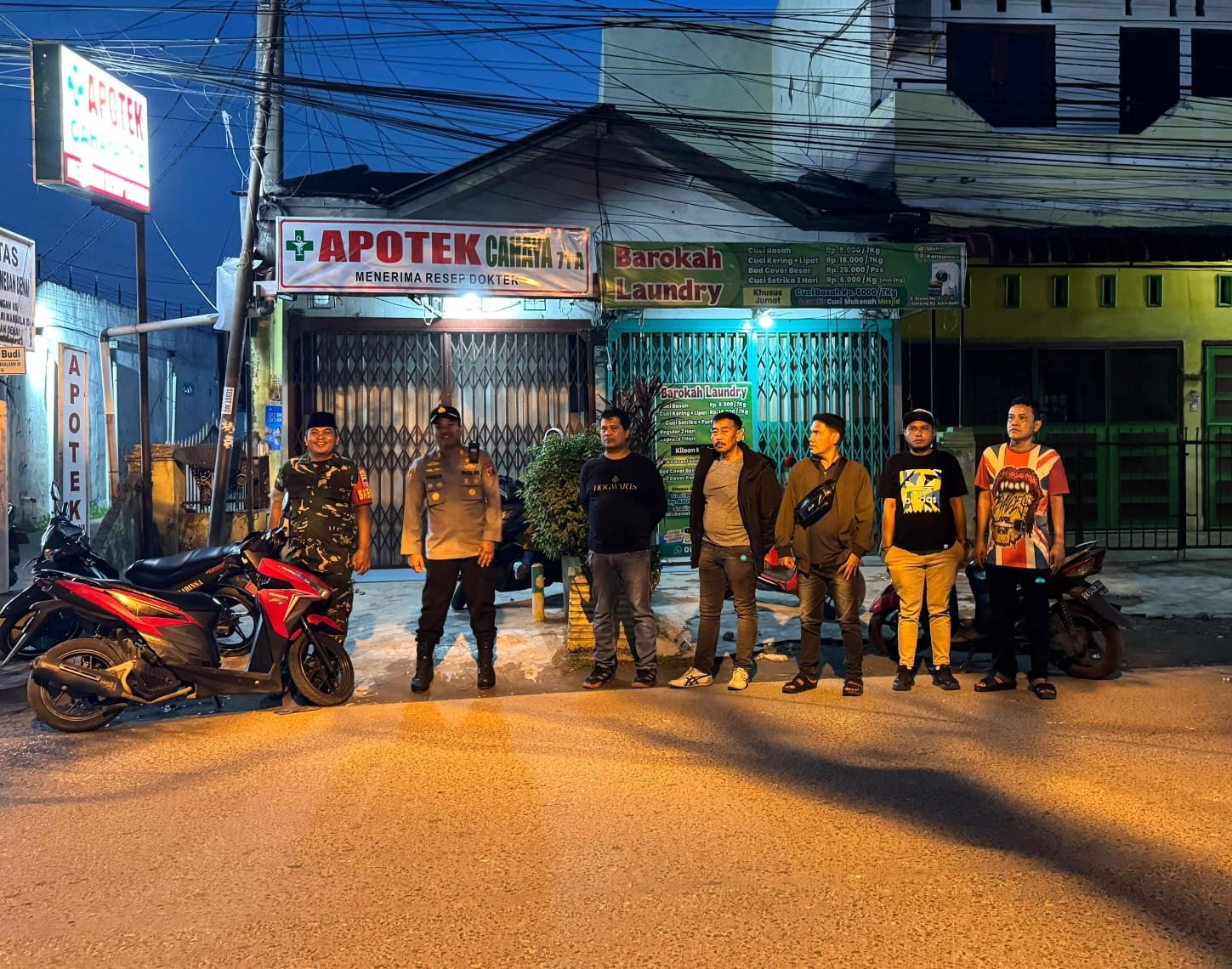 Kapolsek Medan Area, AKP Muhammad Ainul Yaqin SH SIK MH saat memimpin patroli subuh selama bulan puasa bersama personil.