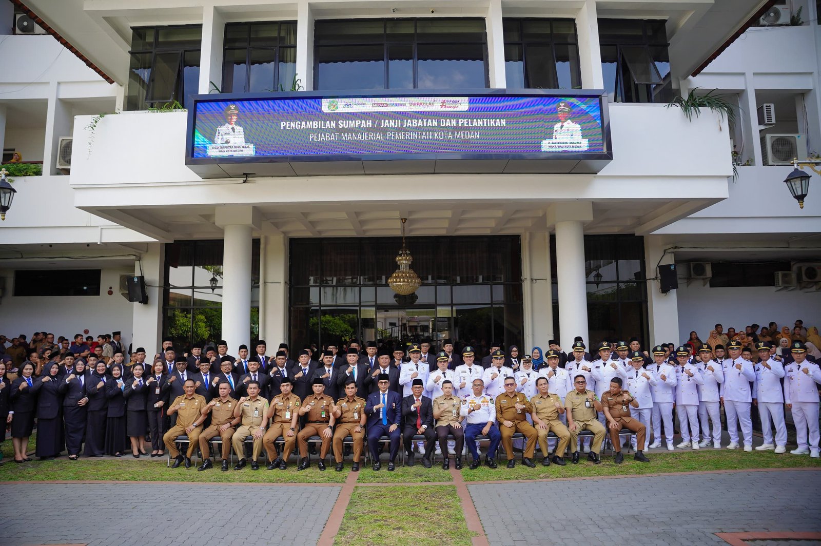 Walikota Medan, Rico Tri Putra Bayu Waas, melantik dan mengambil sumpah jabatan 213 pejabat eselon III dan IV di lingkungan Pemerintah Kota Medan