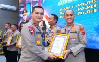 Wakapolda Sumut, Brigjend Pol Sonny Irawan SIK MH saat memberikan penghargaan kepada Kapolres Labuhan Batu, AKBP Wahyu Endrajaya SH SIK MH dalam Rapim di Aula Tribrata, Lantai I, Polda Sumut. (istimewa)