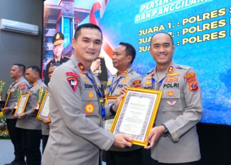Wakapolda Sumut, Brigjend Pol Sonny Irawan SIK MH saat memberikan penghargaan kepada Kapolres Labuhan Batu, AKBP Wahyu Endrajaya SH SIK MH dalam Rapim di Aula Tribrata, Lantai I, Polda Sumut. (istimewa)
