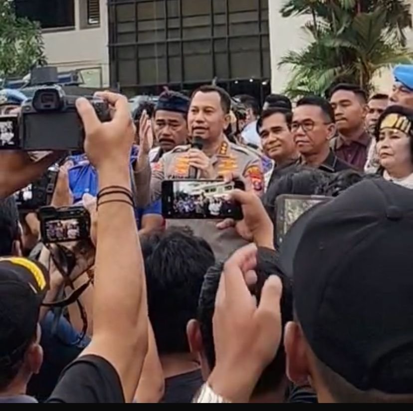 Ribuan massa aksi Penolakan Surat Edaran ( SE ) Wali Kota Medan terkait penataan daging non halal berlangsung dengan kondusif dikawal pihak kepolisian sampai dengan selesai.