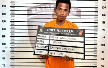 Pelaku, Roni Apul Aloho saat menjalani pemeriksaan di Mapolsek Medan Area.