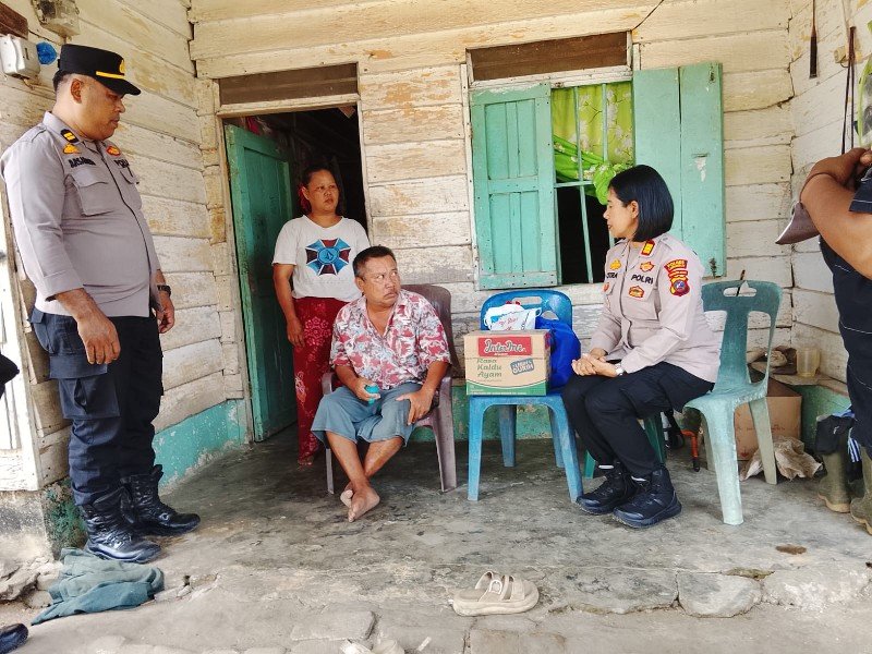 Kapolsek Kualu Hulu, AKP Citra Yani Barus SH MH didampingi personil kepolisian Polsek Kualu Hulu saat foto bersama dengan masyarakat yang membutuhkan khususnya penderita sakit struk.