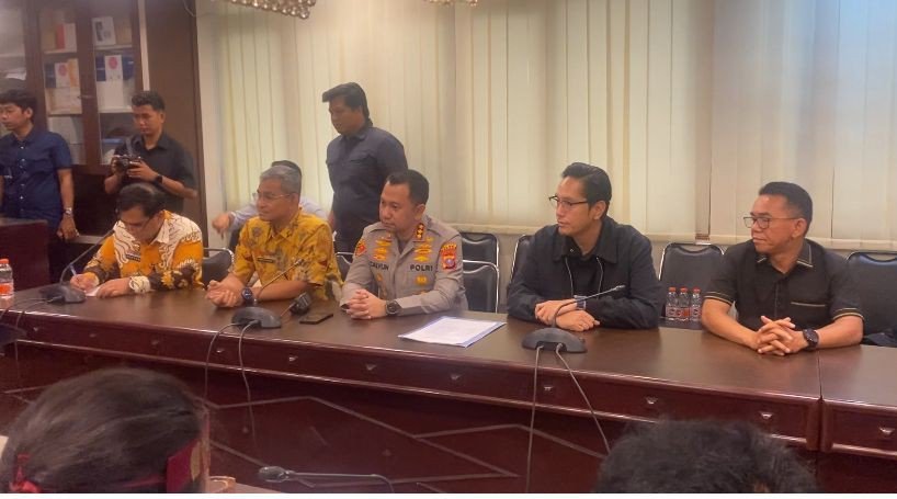 Walikota Medan Rico Tri Bayu Putra Waas dan Wakil Walikota Medan Zakiyuddin Harahap bersama Kapolrestabes Medan Dr Jean Calvijn Simanjuntak,S.I.K MH menerima perwakilan massa aksi penolakan surat edaran