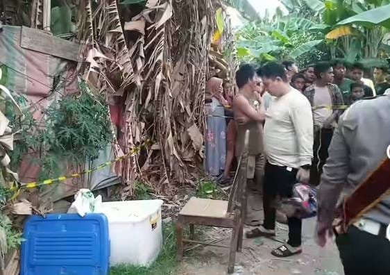 Pihak kepolisian Polsek Medan Area dan Unit Pidum Sat Reskrim Polrestabes Medan melakukan penyelidikan dan penyidikan terhadap penemuan jasad wanita tanpa busana di Jalan Menteng VII Gang Seroja, Kecamatan Medan Denai. (