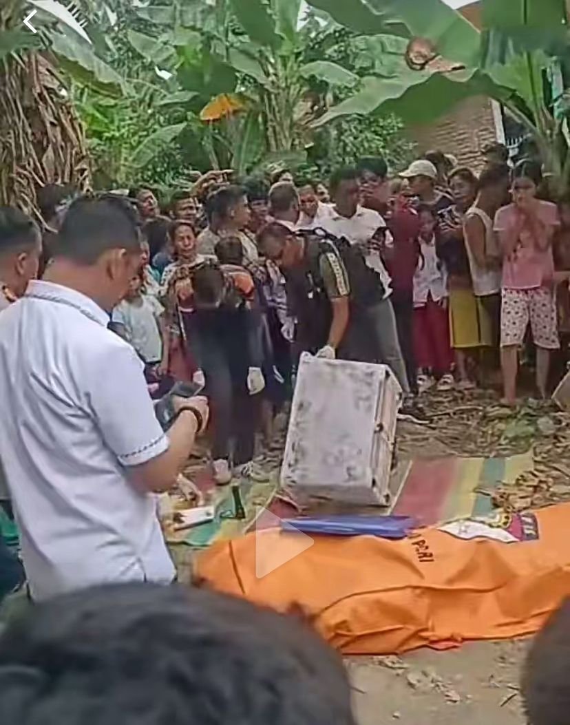 Personil kepolisian Polrestabes Medan dan Unit Reskrim Polsek Medan Area, saat melakukan penyelidikan dan penyidikan di Jalan Menteng VII Gang Seroja, Kecamatan Medan Denai, terkait penemuan jasad wanita tanpa busana didalam kotak box.