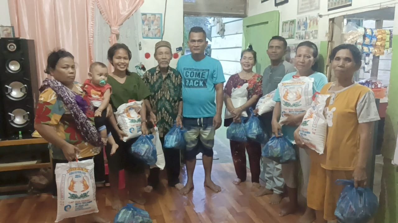 Warga Desa Sukarame Baru, Kecamatan Kualu Hulu, Aek Kanopan, Kabupaten Labuhan Batu Utara yang menerima bantuan sembako dari Kasat Narkoba Polres Labuhan Batu, AKP Hardiyanto SH. (