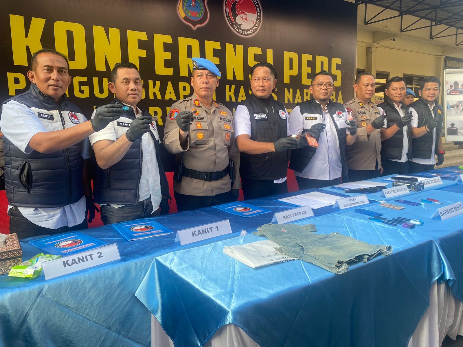Kasat Narkoba Polrestabes Medan Kompol Rafli Yusuf Nugraha memberikan apresiasi kepada anggota mengungkap kasus Selebgram sekaligus pemain DJ diduga gunakan vape berisi narkotika bersama 2 orang temannya