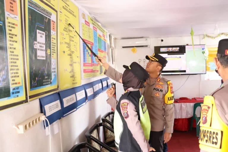 Kapolres Labuhan Batu, AKBP Wahyu Endrajaya SIK MSi saat melakukan pengecekkan Pospam Ketupat Lebaran 2026.