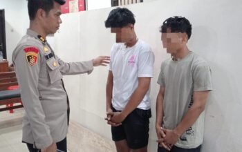 Kanit Reskrim Polsek Medan Kota, Iptu Poltak M Tambunan SH, MH, saat menginterogasi dua pemuda spesialis curanmor