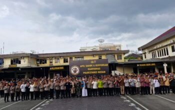 Polrestabes Medan menggelar Apel Sabuk Kamtibmas dan Kentongan Kamtibmas yang dipimpin langsung Kapolrestabes Medan Kombes Pol Dr. Jean Calvijn Simanjuntak, S.I.K., M.H., di Lapangan Apel Mapolrestabes Medan, Jalan H.M. Said No. 1 Medan