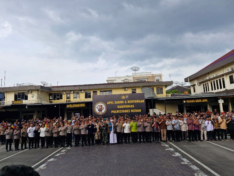 Polrestabes Medan menggelar Apel Sabuk Kamtibmas dan Kentongan Kamtibmas yang dipimpin langsung Kapolrestabes Medan Kombes Pol Dr. Jean Calvijn Simanjuntak, S.I.K., M.H., di Lapangan Apel Mapolrestabes Medan, Jalan H.M. Said No. 1 Medan