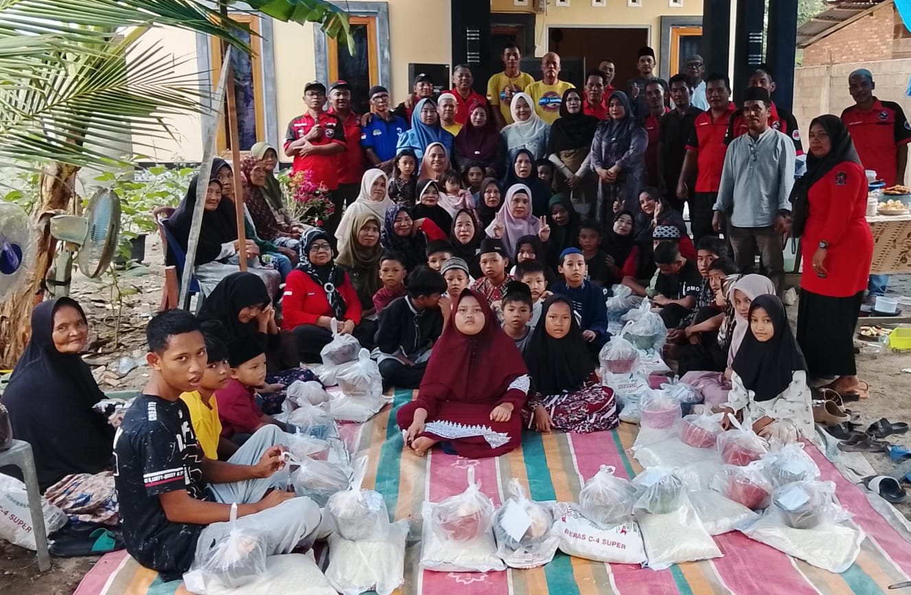 Syawal Tanjung anggota IPCI LABAS bersama pengurus IPCI LABAS memberikan santunan dan bantuan sembako kepada anak-anak yatim piatu dan jompo-jompo di Desa Sukarame Baru, Kecamatan Kualu Hulu, Aek Kanopan, Kabupaten Labuhan Batu Utara.