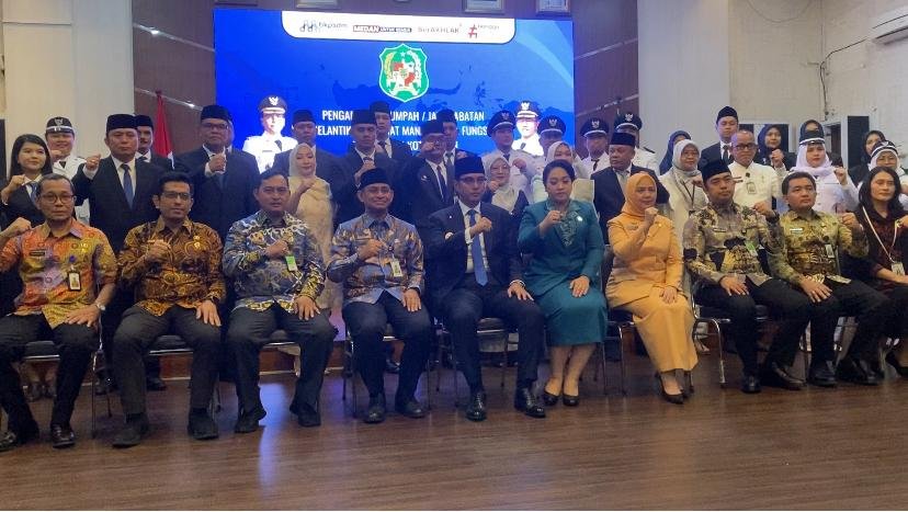 Walikota Medan, Rico Tri Putra Bayu Waas saat melantik pejabat manajerial dan fungsional di balai Kota Medan