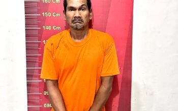 Pelaku, Toni Nainggolan saat menjalani pemeriksaan intensif di Mapolsek Medan Area.