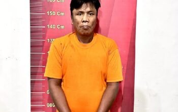 Pelaku, Charles Pasaribu, saat menjalani pemeriksaan di Mapolsek Medan Area.