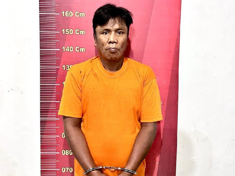 Pelaku, Charles Pasaribu, saat menjalani pemeriksaan di Mapolsek Medan Area.