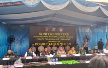 Konferensi Pers Kapolrestabes Medan, Kombes Pol Jean Calvijn Simanjuntak Bersama Unsur Forkopimda, perwakilan BNNP Sumatera Utara, Kejaksaan, Bea Cukai, TNI, serta jajaran pejabat utama Polrestabes Medan.