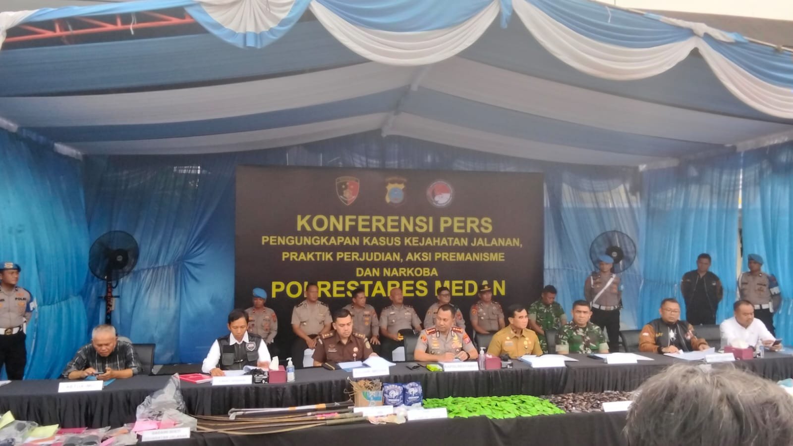 Konferensi Pers Kapolrestabes Medan, Kombes Pol Jean Calvijn Simanjuntak Bersama Unsur Forkopimda, perwakilan BNNP Sumatera Utara, Kejaksaan, Bea Cukai, TNI, serta jajaran pejabat utama Polrestabes Medan.