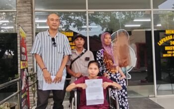 Sahnaz Dea Monica (19) didampingi kuasa hukumnya, Humisar Sianipar, SH.
