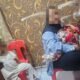 IR (34) bersama dua anaknya yang masih balita terkait dugaan kasus penggelapan.