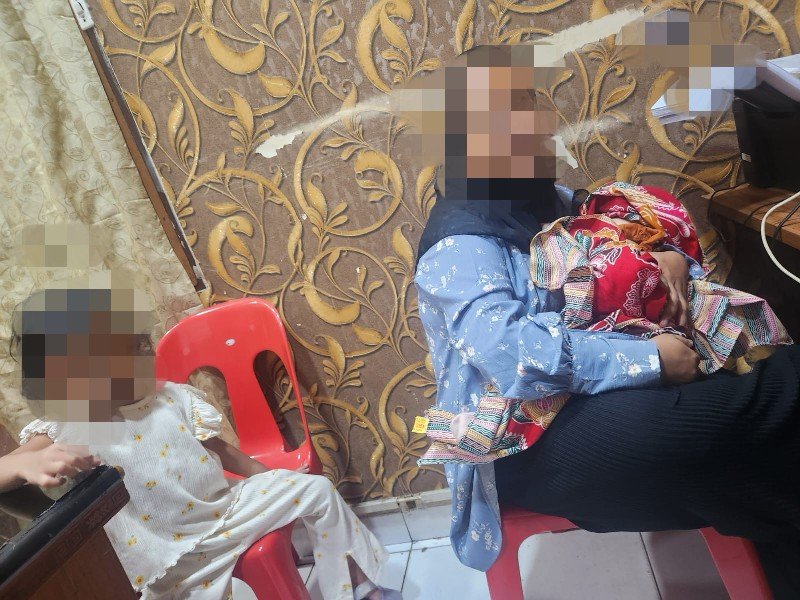 IR (34) bersama dua anaknya yang masih balita terkait dugaan kasus penggelapan.