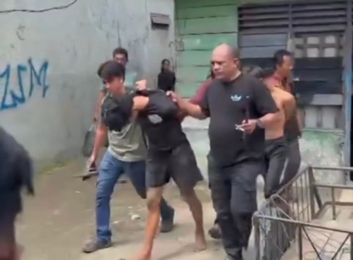 Tim Unit Reaksi Cepat Subdit III Jatanras Ditreskrimum Polda Sumut menggerebek markas kawanan pencurian dengan kekerasan di Pajak Uka, Kecamatan Medan Marelan, Kota Medan. Sebanyak 8 pelaku berhasil dibekuk.