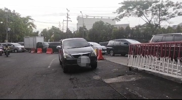 Antrean panjang kendaraan terjadi di SPBU