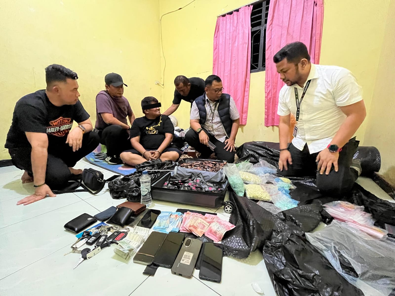 Bandar Narkoba Jaringan Malaysia Diringkus, 10.447 Butir Ekstasi, 828 Vape Narkoba, dan Uang Rp 246 Juta Disita