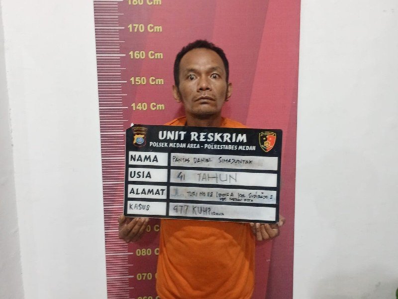 Pelaku, Pantas Simanjuntak saat menjalani pemeriksaan di Mapolsek Medan Area.