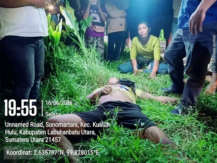 TEKS FOTO : Jasad korban, Louis David Hutabarat yang ditemukan tewas bersimbah darah di lokasi kejadian di areal perkebunan PT Agrinas Palma Nusantara 1, Desa Sukarame Baru, Kecamatan Kualu Hulu, Aek Kanopan, Kabupaten Labuhan Batu Utara.