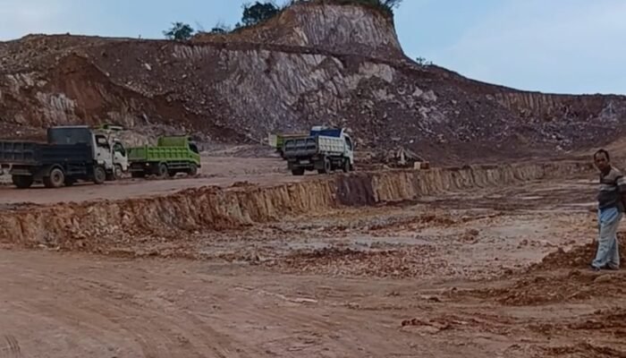 Cut and Fill Jalan Diponegoro Tanjung Riau Bikin Debu-Lumpur, Siapa Ucok Penanggung jawabnya?