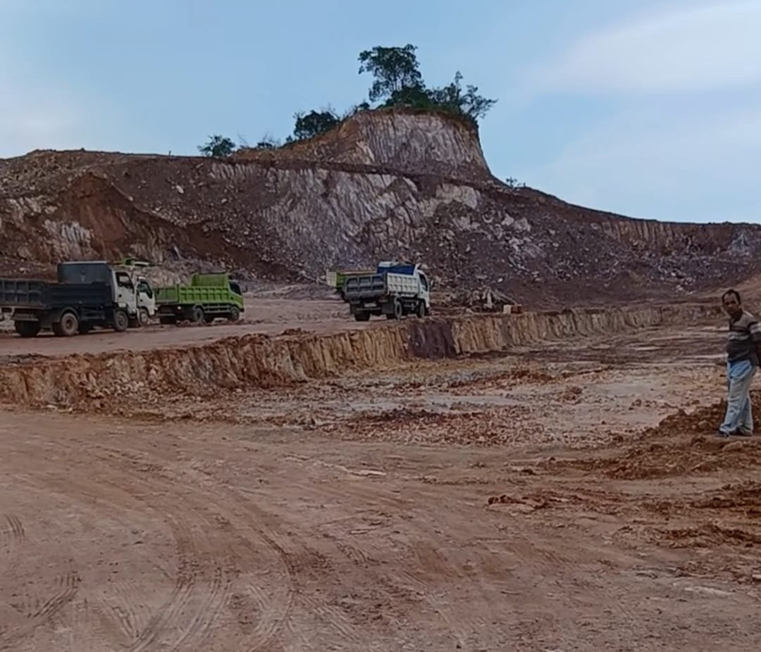 Aktivitas cut and fill di Jalan Diponegoro, Tanjung Riau, Sekupang