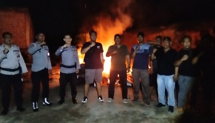 Diduga Milik Bandar Sabu “Uki”, Barak Narkoba di Aek Kanopan Timur Digerebek Warga, Polisi Bakar Lapak