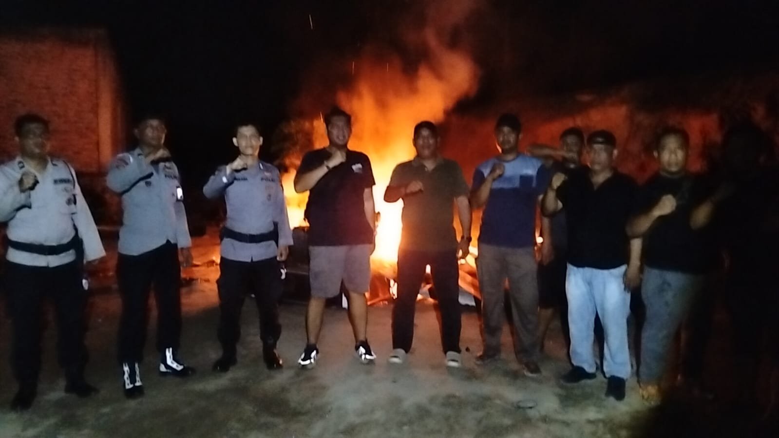 Polres Labuhanbatu bersama tim gabungan Polsek langsung turun ke lokasi. Petugas membakar lapak-lapak sabu di barak tersebut.