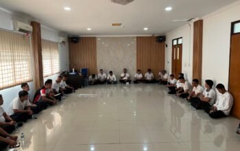 Kepala Rutan Kelas IIA Batam, Fajar Teguh Wibowo, menggelar kegiatan diskusi SANTAP (Sarapan ngopi dan tukar pendapat) bersama jajaran pegawai.
