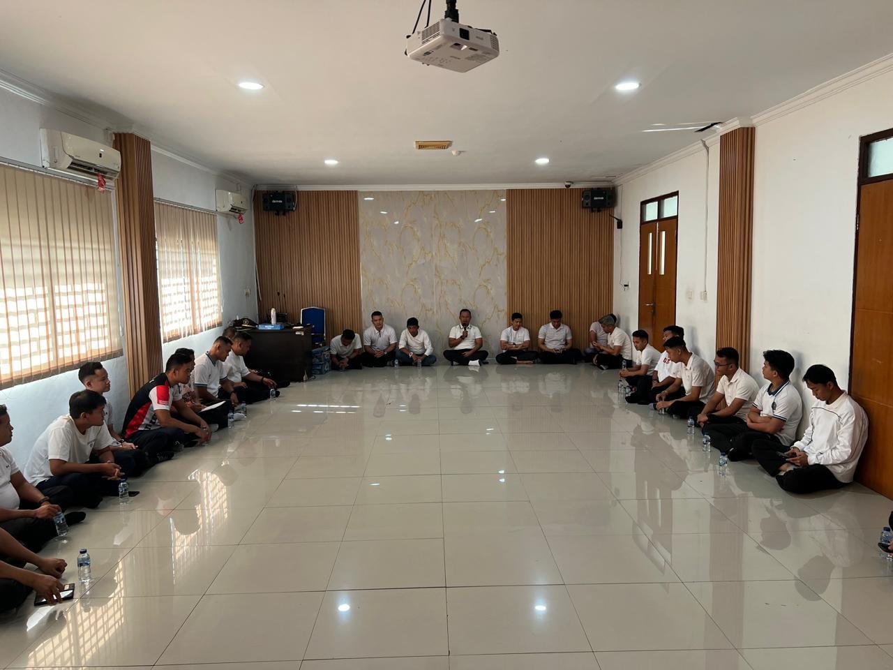 Kepala Rutan Kelas IIA Batam, Fajar Teguh Wibowo, menggelar kegiatan diskusi SANTAP (Sarapan ngopi dan tukar pendapat) bersama jajaran pegawai.