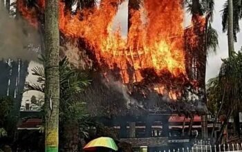 Bakar Rumah Adat Batak