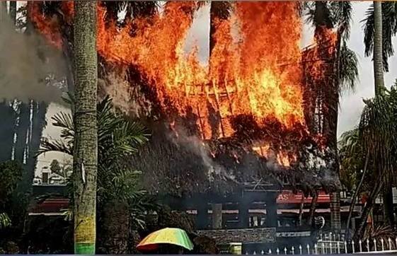 Bakar Rumah Adat Batak